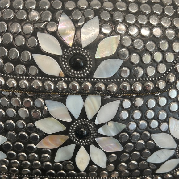 Antik Kraft | Metal Mosaic Floral Purse w/ Crossbody - Picture 4 of 17